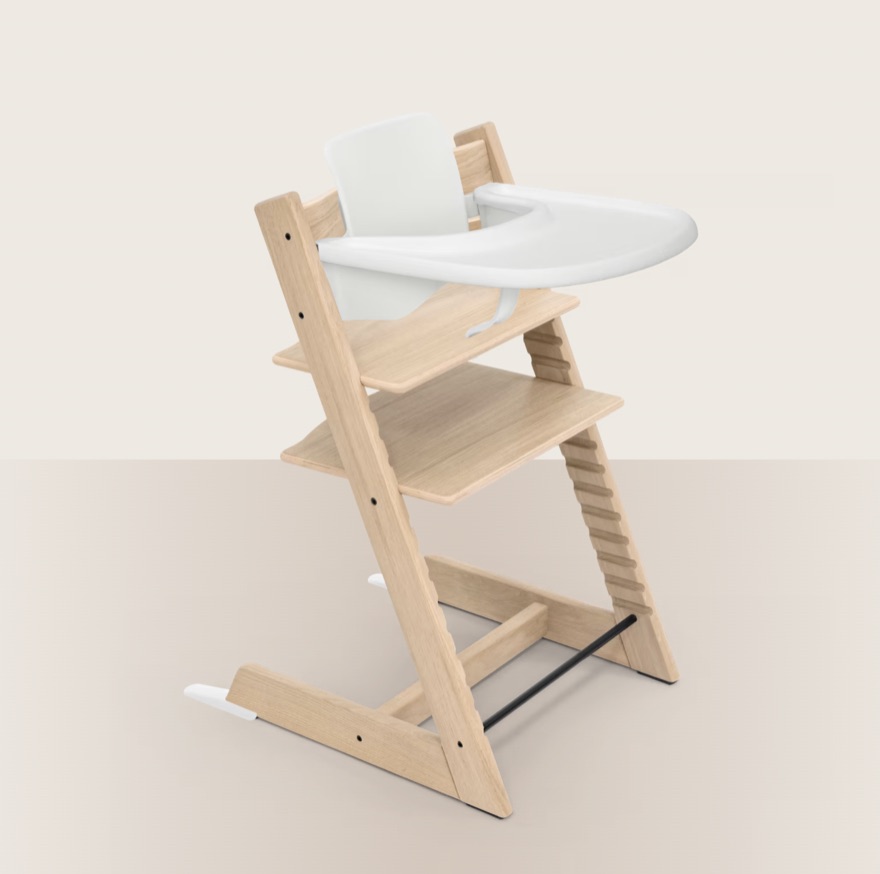 Stokke Tripp Trapp in naturel hout met witte Baby Set en wit tafelblad